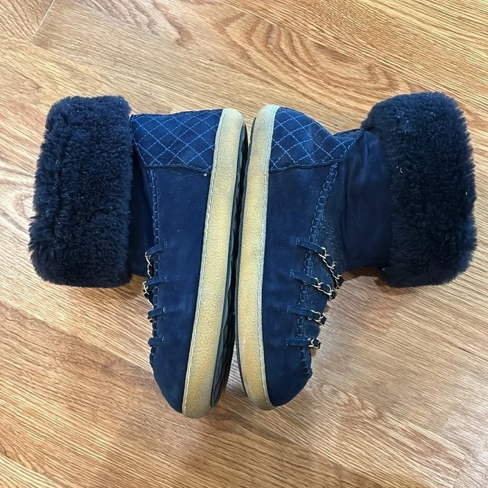 Chanel suede and Shearling snow boots navy blue gold chain upper size 37